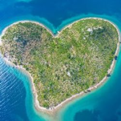 heart shaped love island Galesnjak